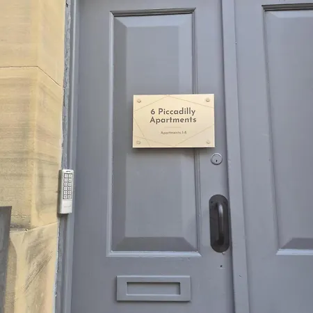 The Orange Outpost 브래드퍼드