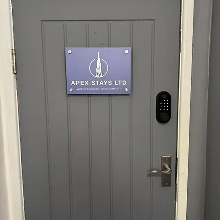 아파트 The Orange Outpost