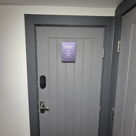 The Orange Outpost * 브래드퍼드